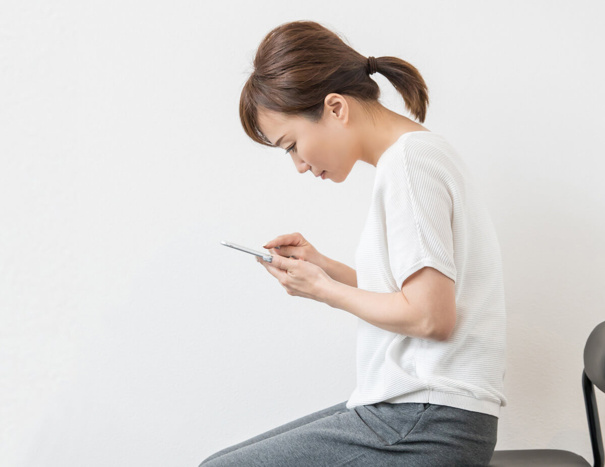 頭痛や眼精疲労の原因にも？「ストレートネック（スマホ首）」の恐怖