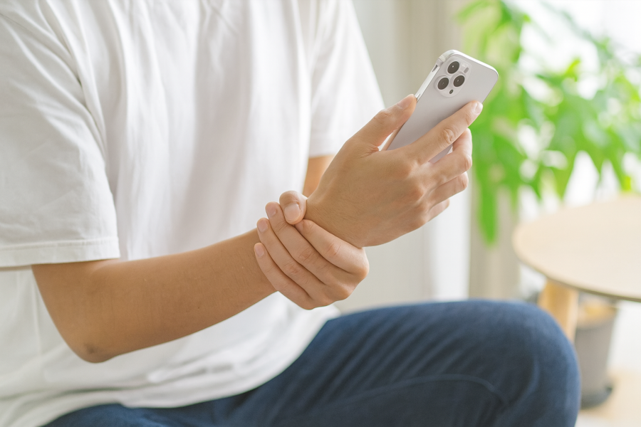 スマホの使い過ぎで指や手首が痛い？腱鞘炎を防ぐハンド・腕のケア