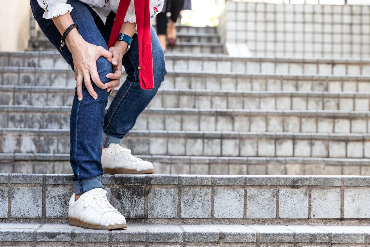 階段の昇り降りで膝が痛む理由とは？理学療法士が注目する大腿四頭筋の重要性
